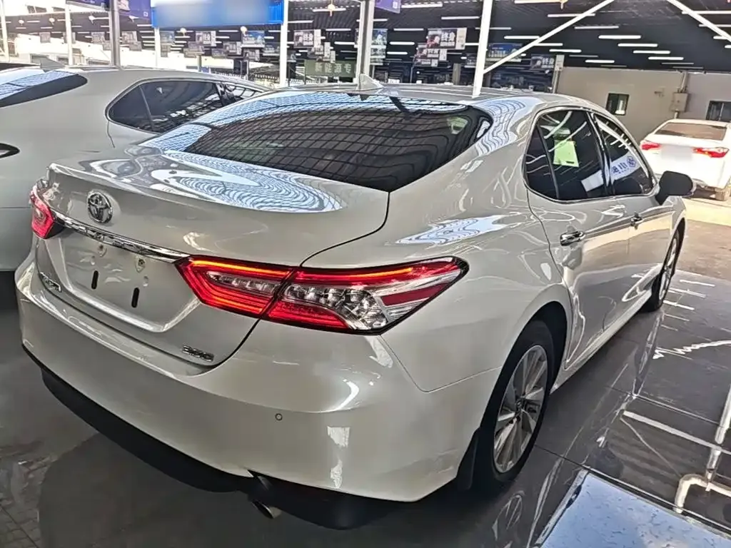 Toyota Camry — фото 2