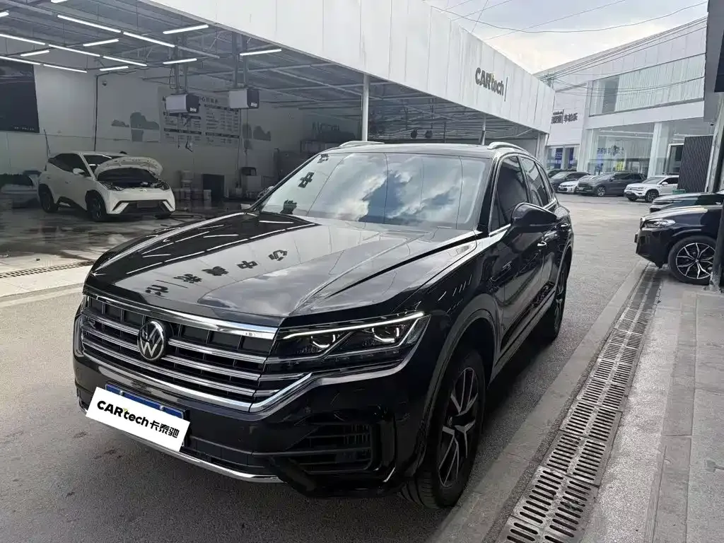 Volkswagen Touareg — фото 1