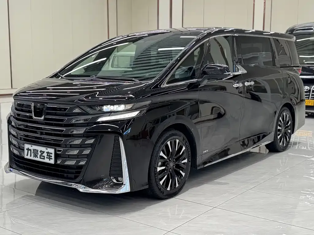 Toyota Vellfire — фото 1