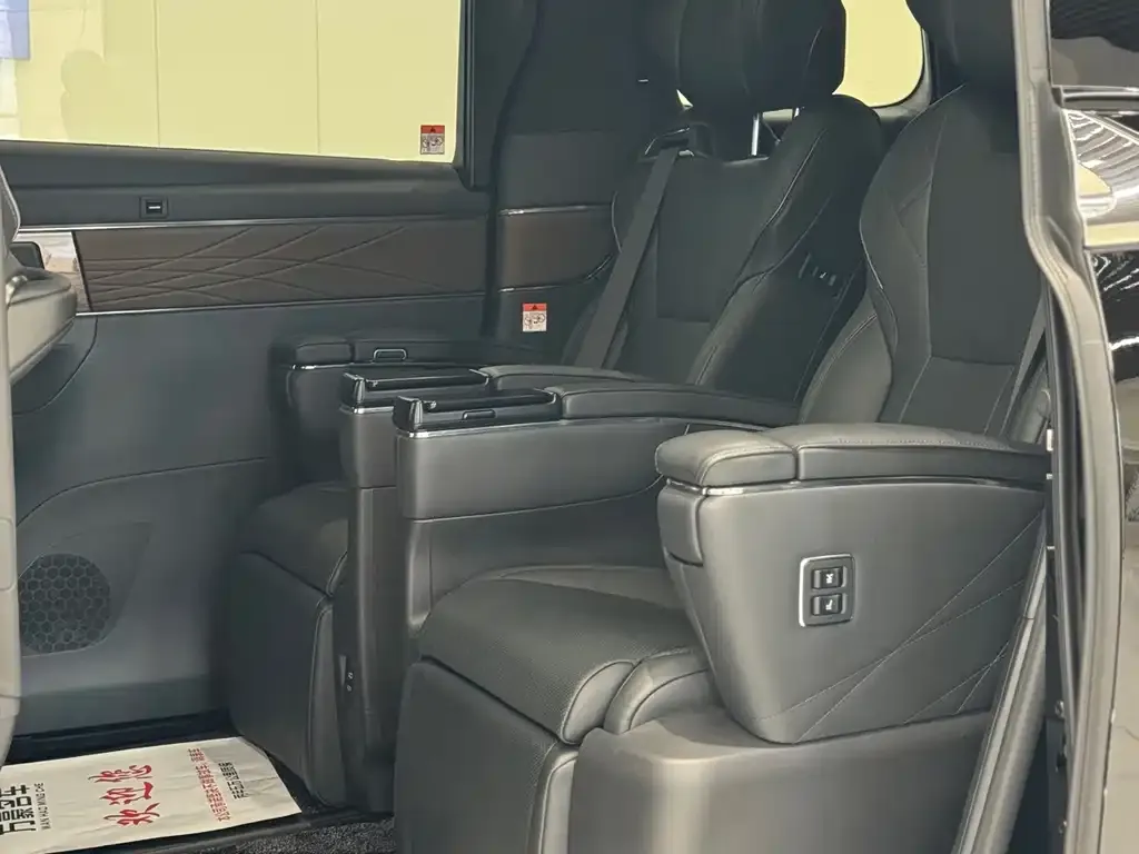 Toyota Vellfire — фото 3