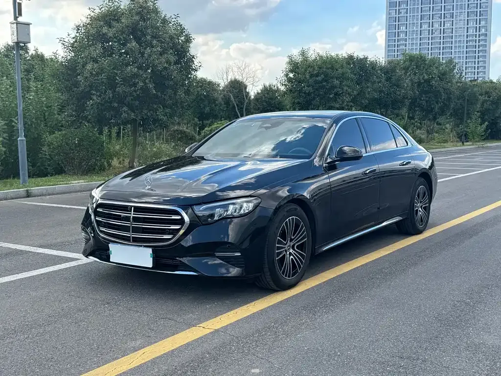 Mercedes-Benz E-Class — фото 1