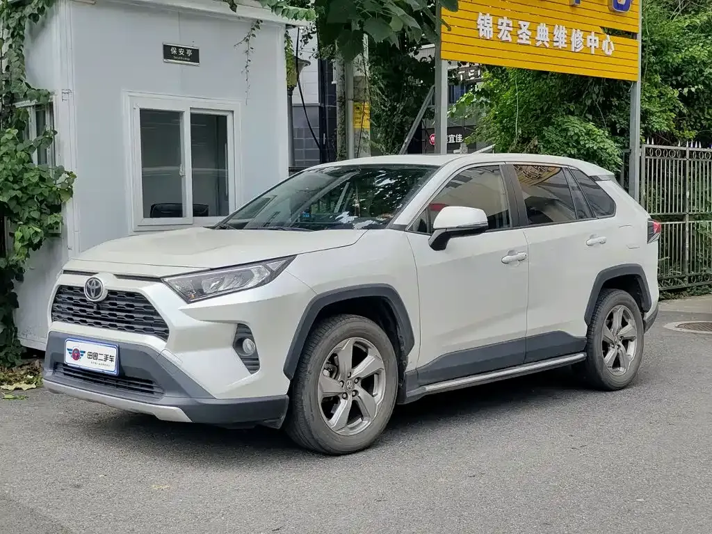 Toyota RAV4 — фото 1