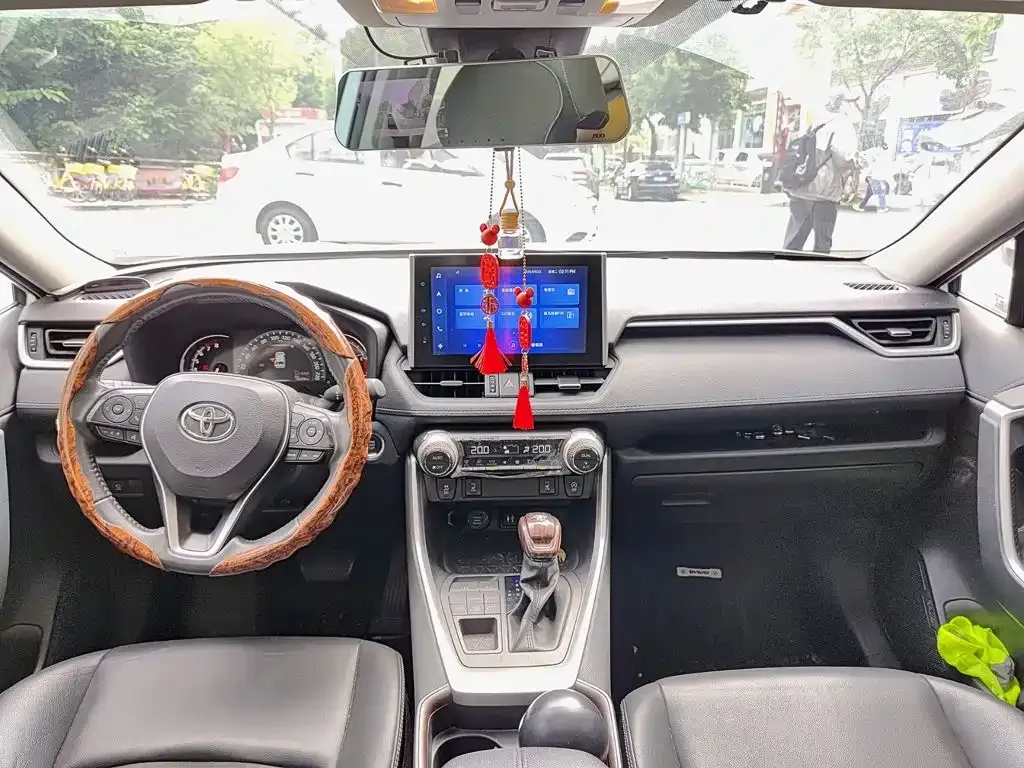 Toyota RAV4 — фото 2