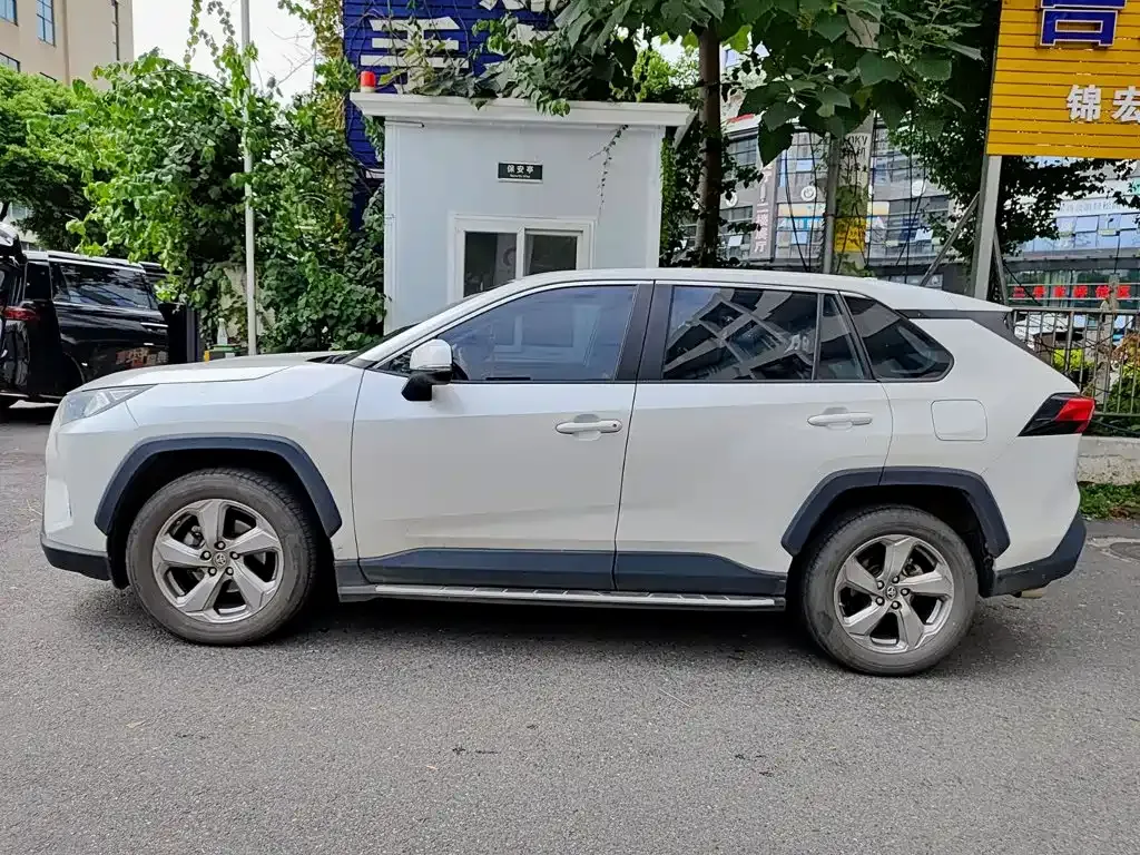 Toyota RAV4 — фото 9