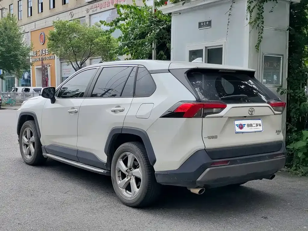 Toyota RAV4 — фото 8