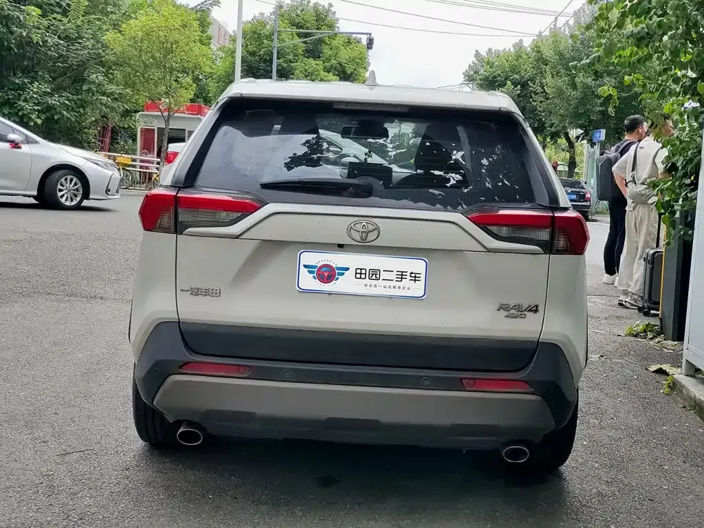 Toyota RAV4 — фото 10