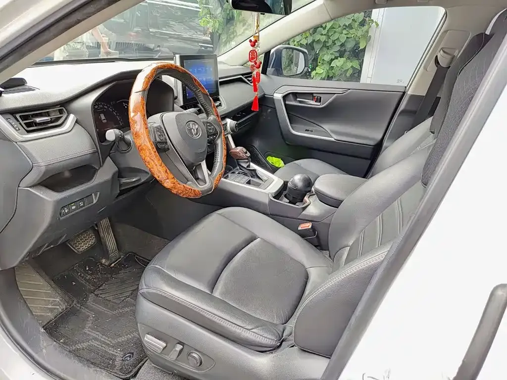 Toyota RAV4 — фото 6