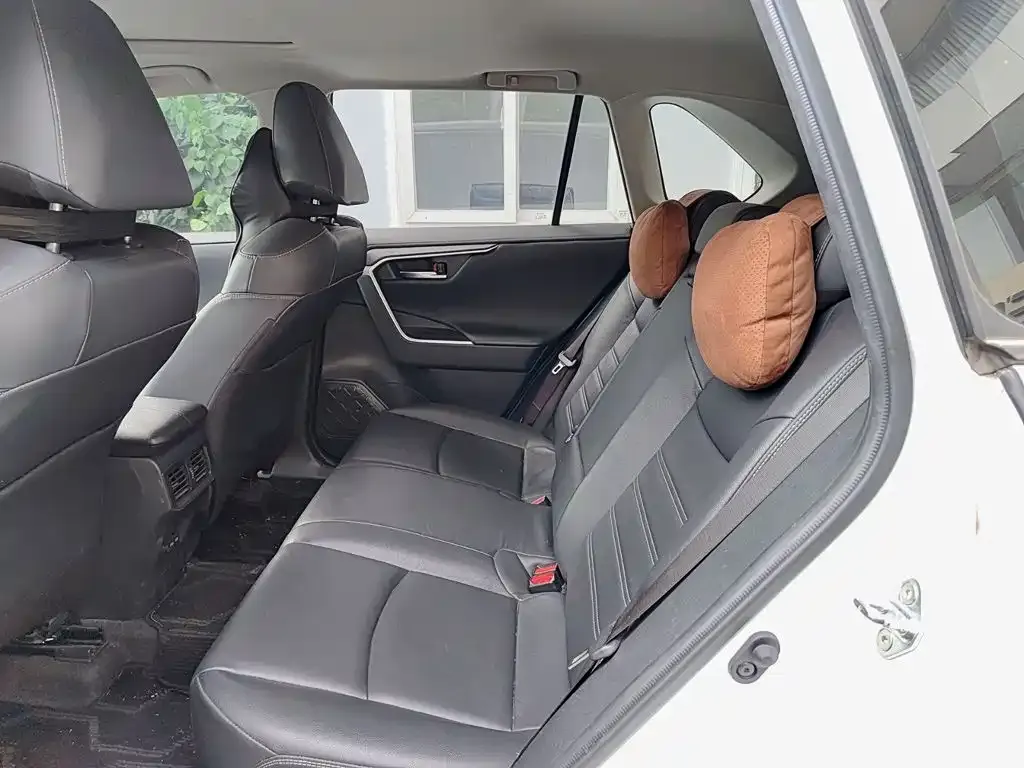 Toyota RAV4 — фото 5