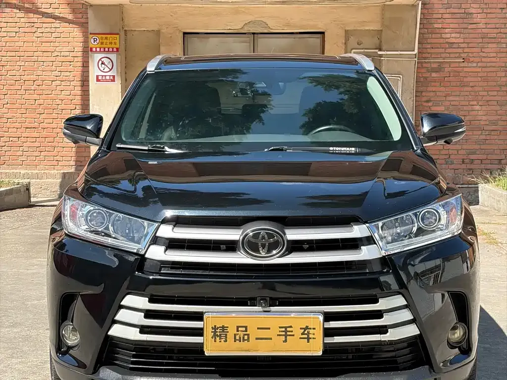 Toyota Highlander — фото 1