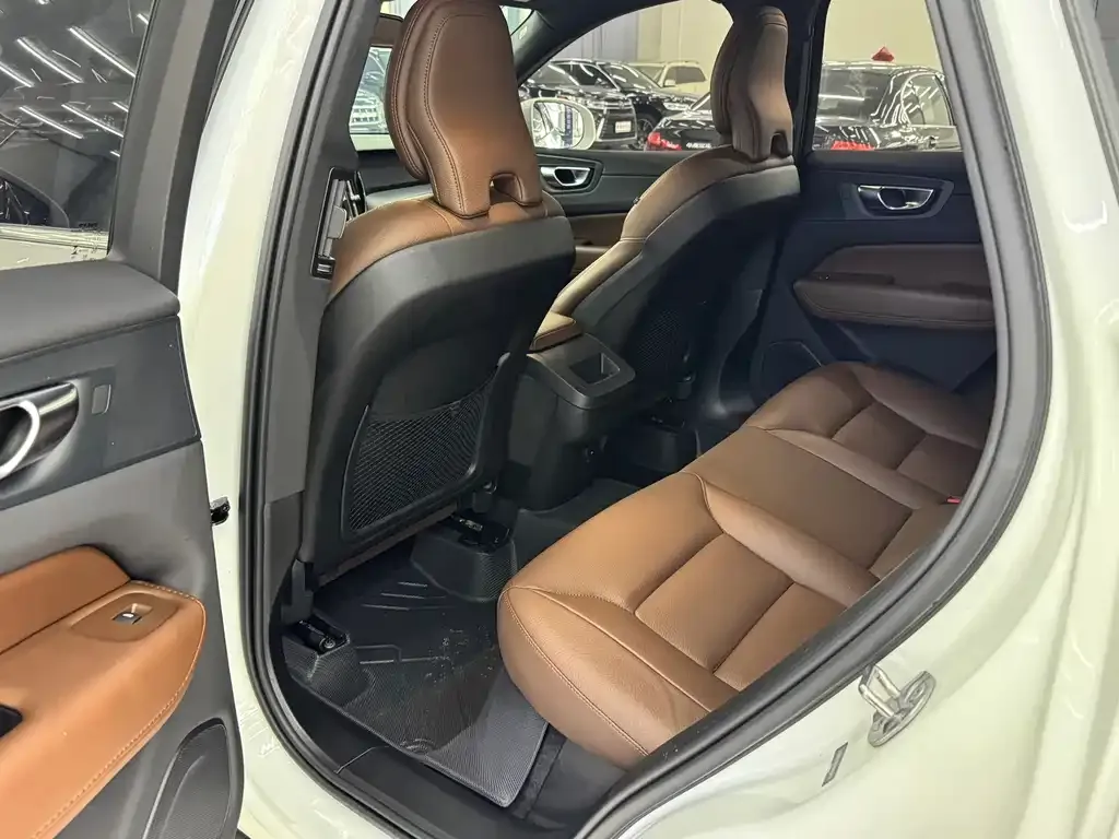 Volvo XC60 — фото 9