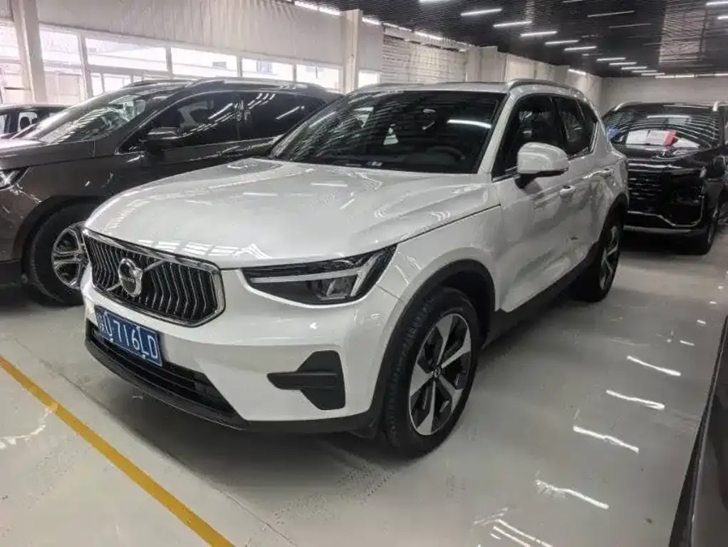 Volvo XC40 — фото 1