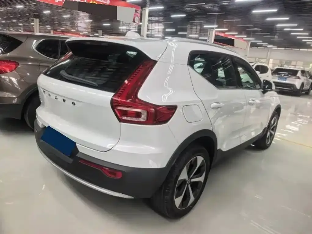 Volvo XC40 — фото 7