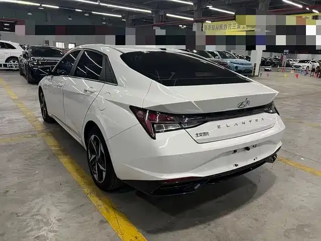 Hyundai Elantra — фото 7