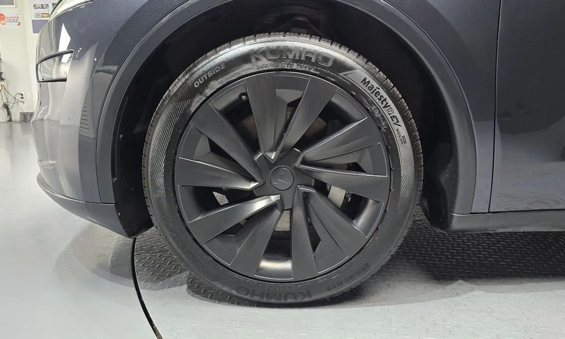 Tesla Model Y — фото 10