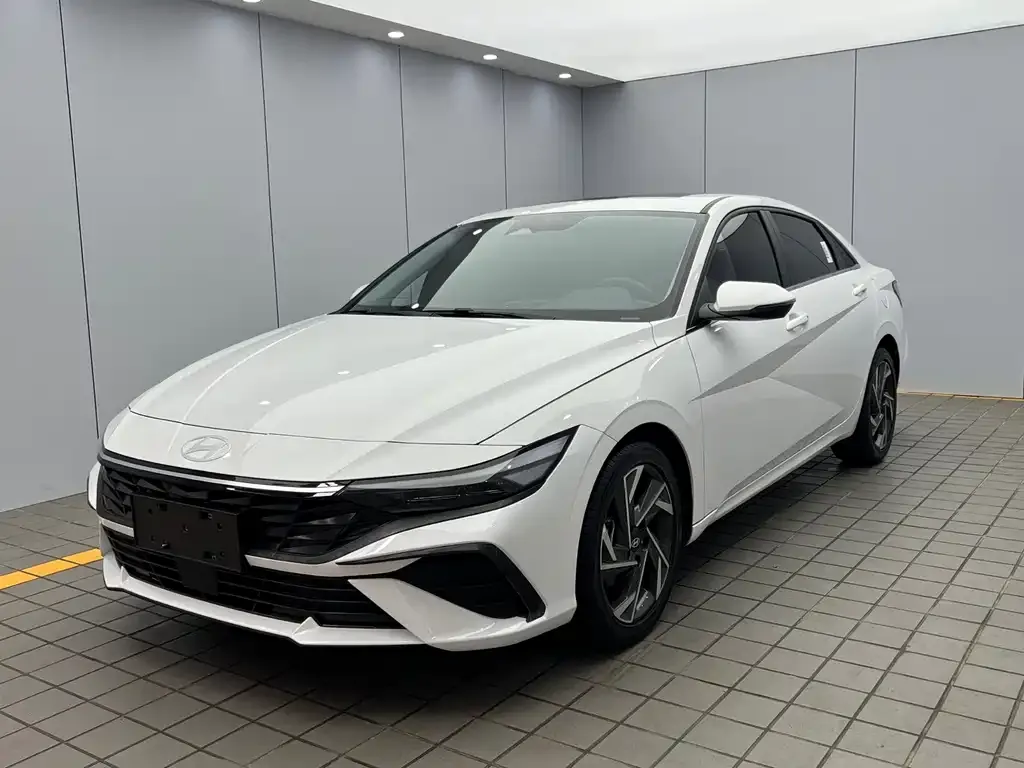 Hyundai Elantra — фото 1
