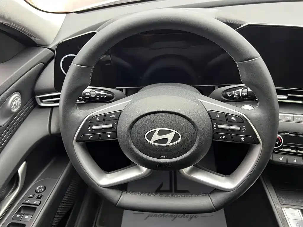 Hyundai Elantra — фото 8
