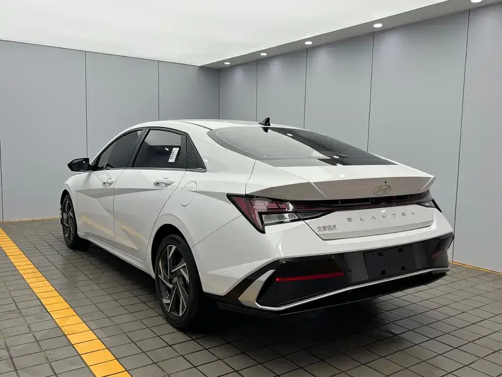 Hyundai Elantra — фото 4