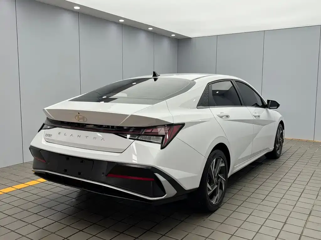 Hyundai Elantra — фото 3