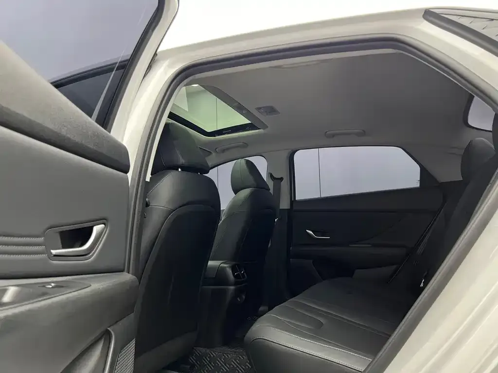 Hyundai Elantra — фото 10