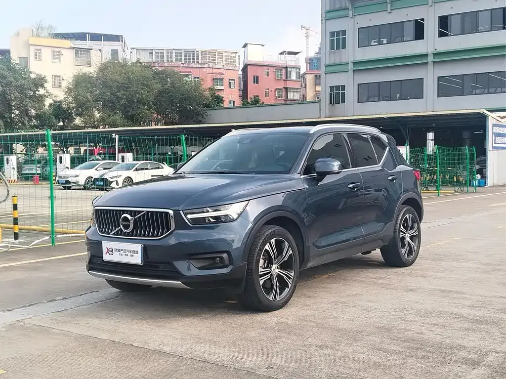 Volvo XC40 — фото 1