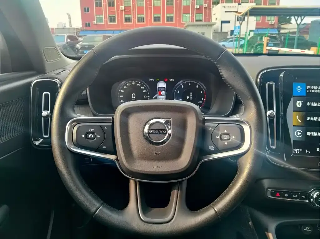 Volvo XC40 — фото 10