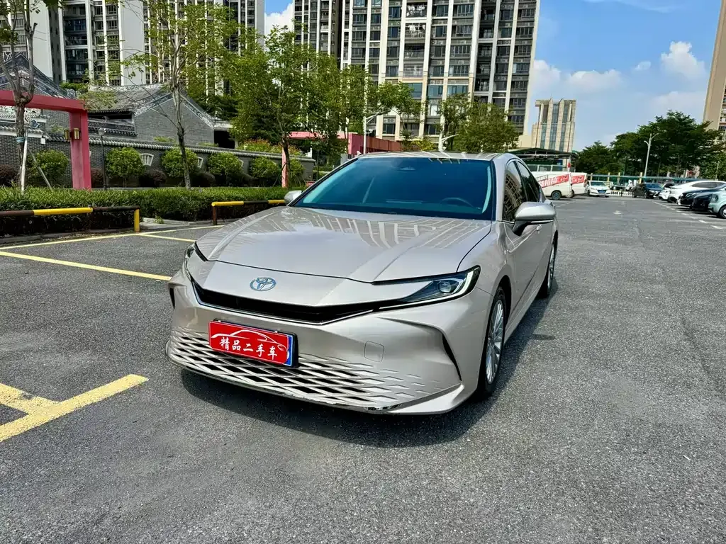 Toyota Camry — фото 1