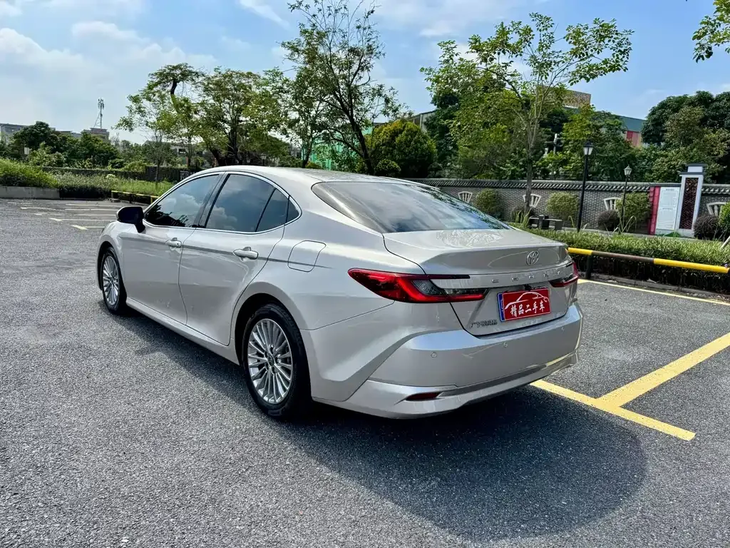 Toyota Camry — фото 9