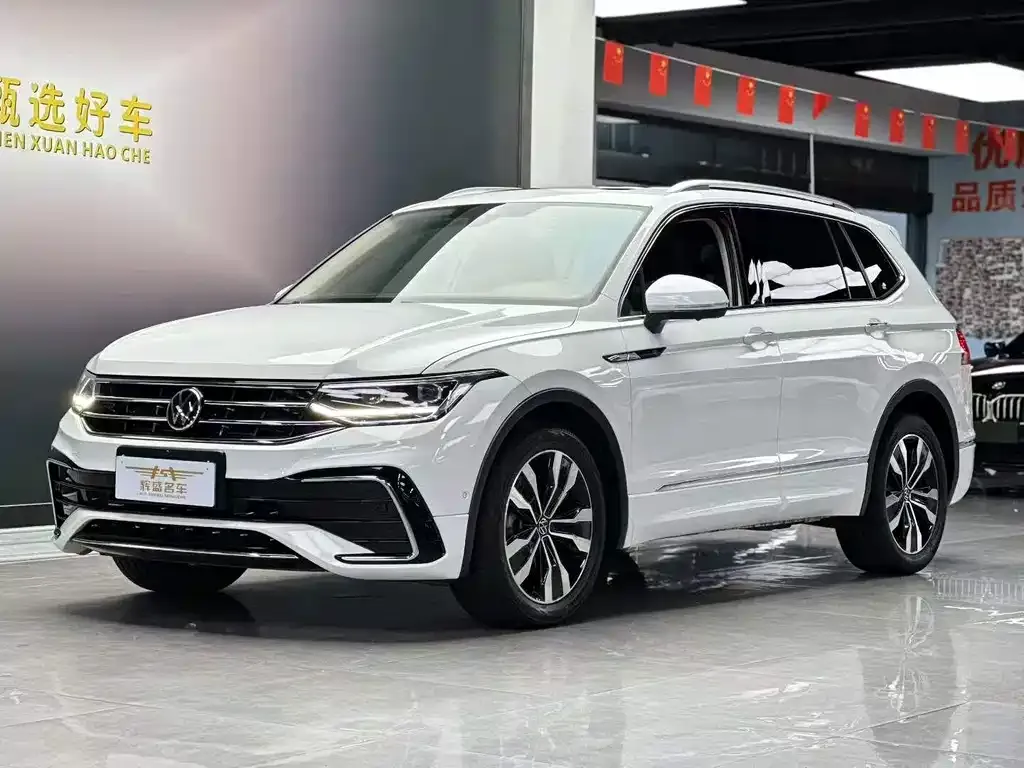 Volkswagen Tiguan L — фото 1