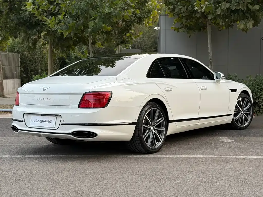 Bentley Flying Spur PHEV — фото 4