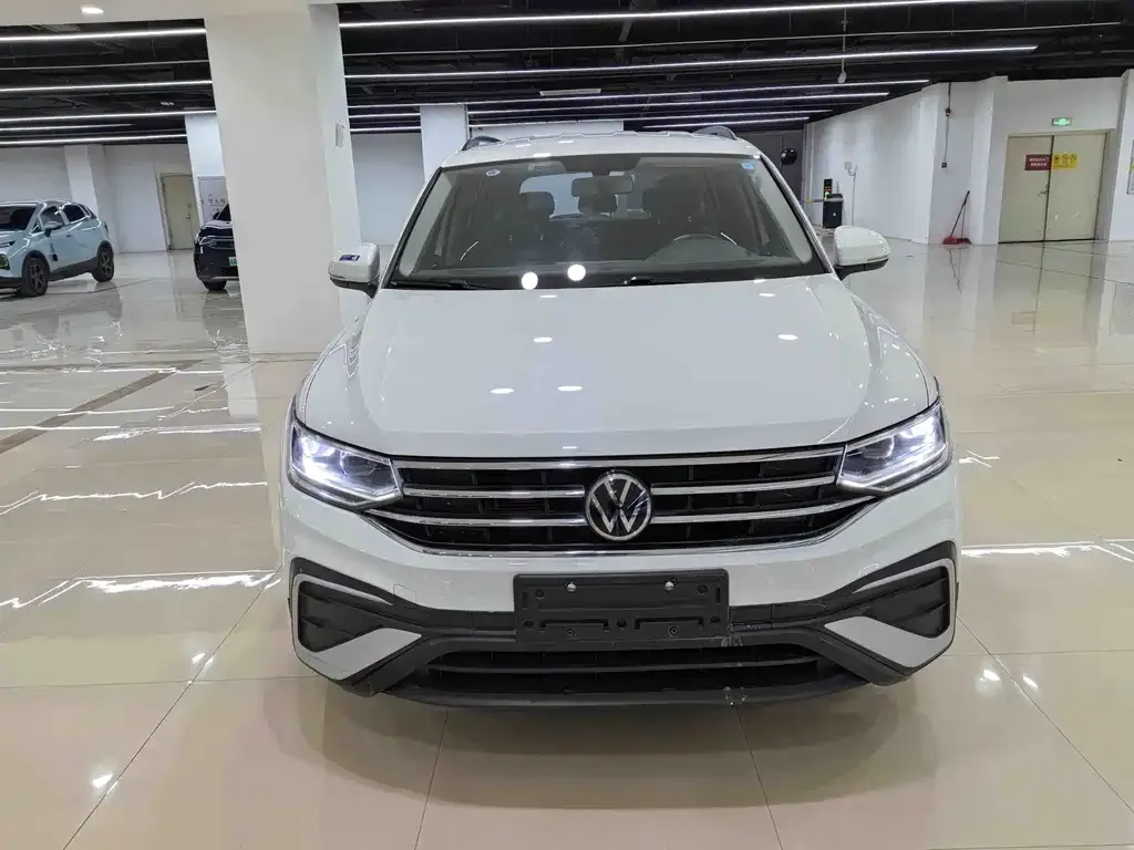 Volkswagen Tiguan L — фото 1