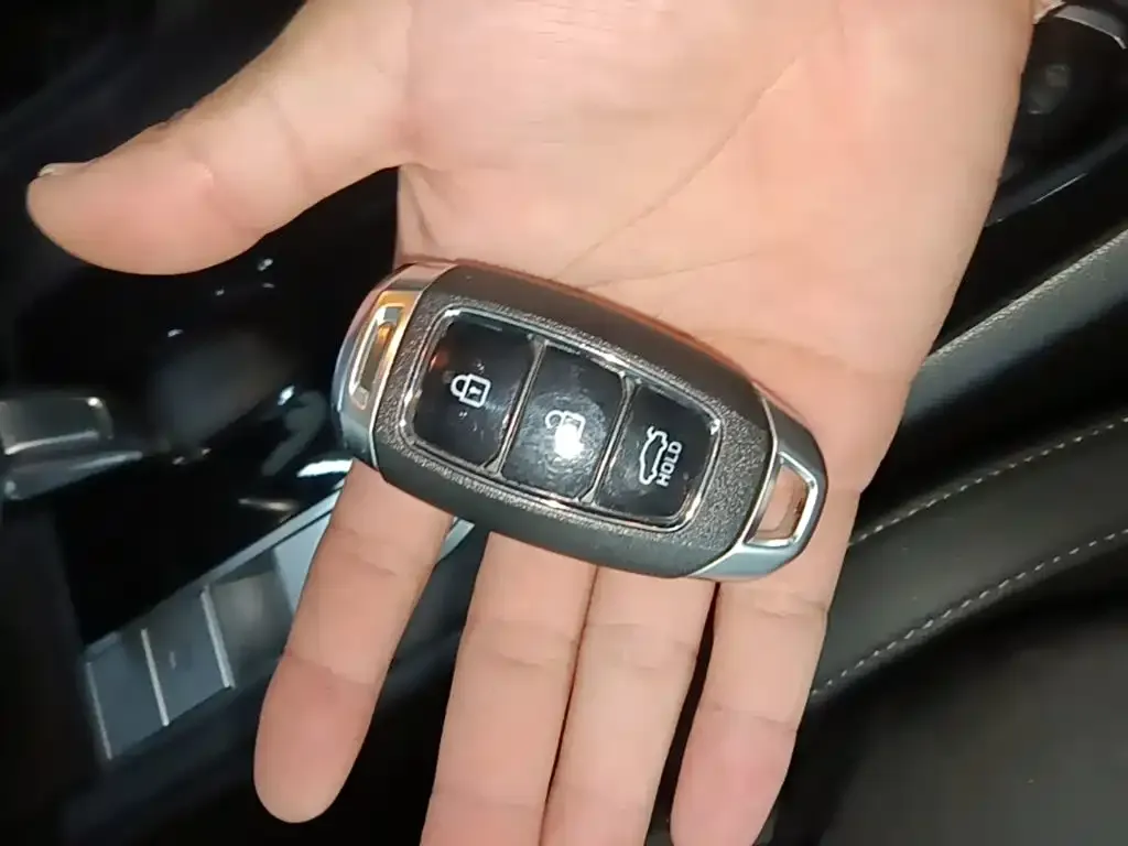 Hyundai Elantra — фото 3