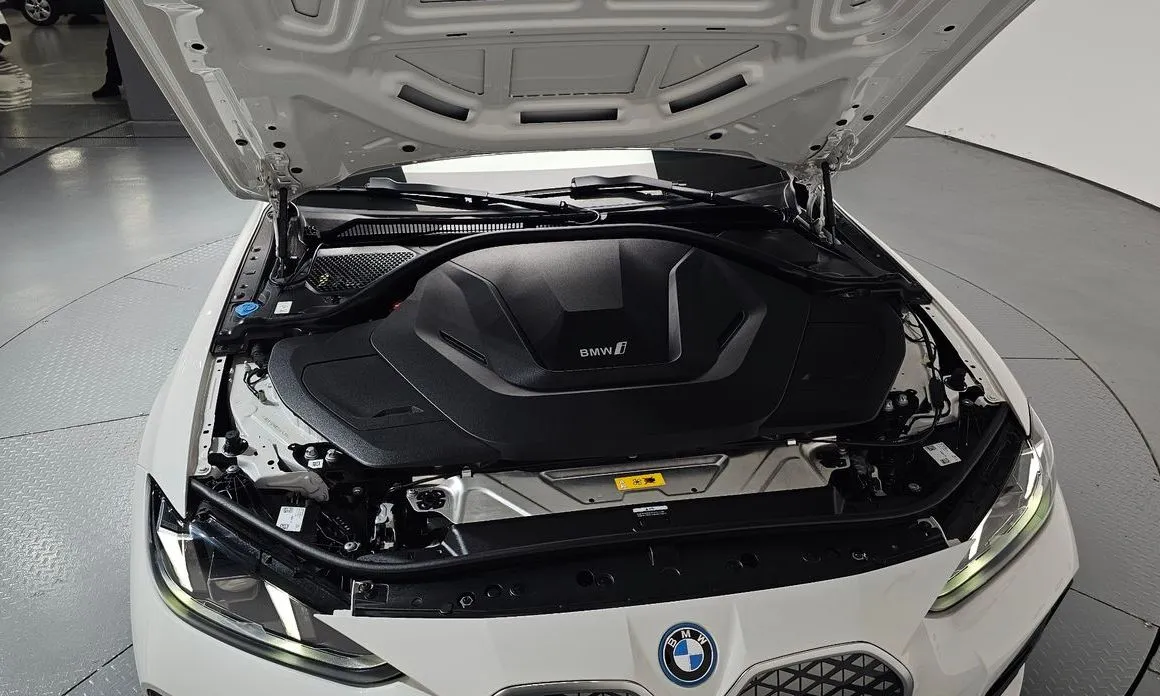 BMW i4 — фото 7