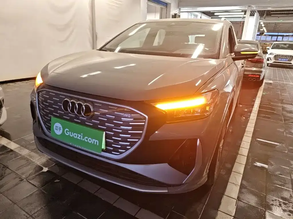 Audi Q4 e-tron — фото 1