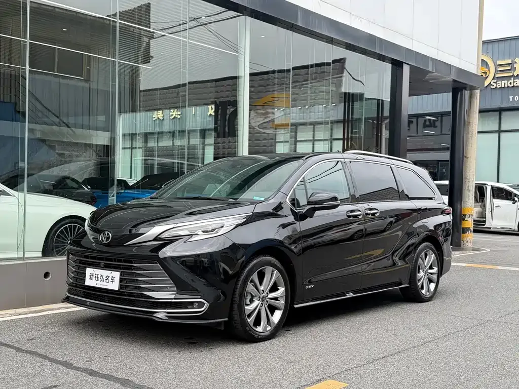 Toyota Sienna — фото 1
