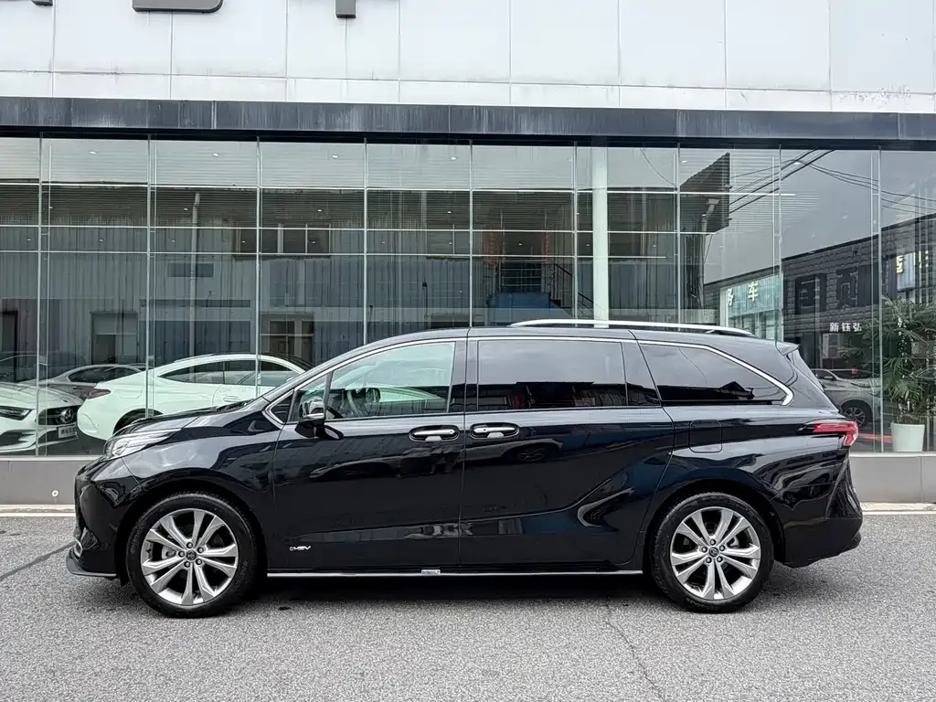 Toyota Sienna — фото 7