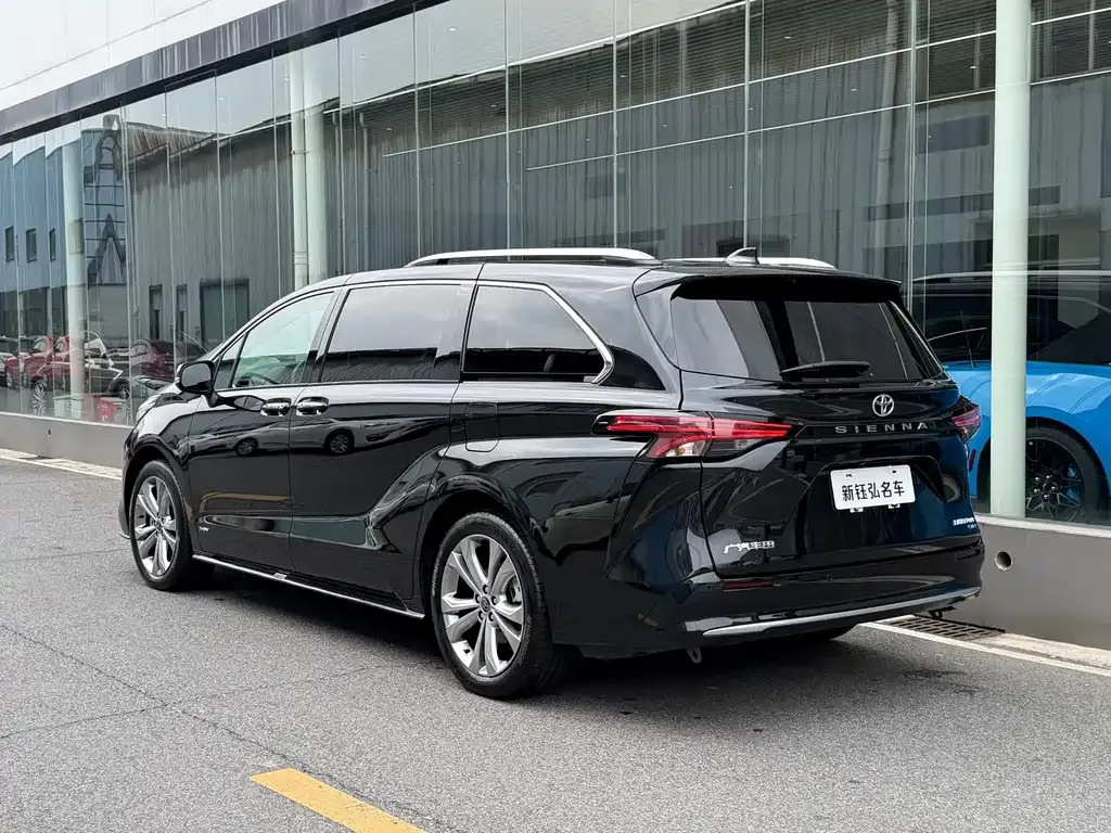 Toyota Sienna — фото 10