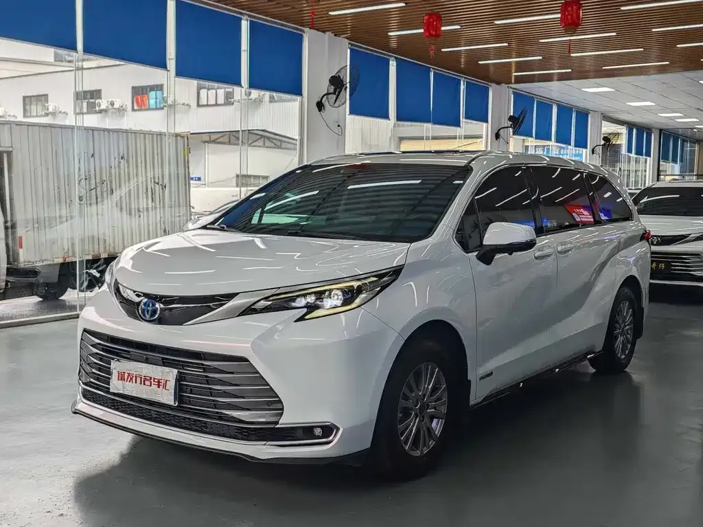 Toyota Sienna — фото 1