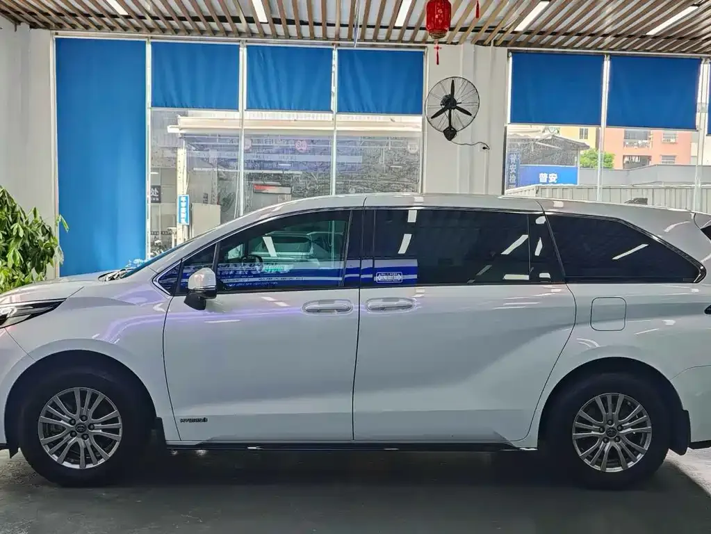 Toyota Sienna — фото 4