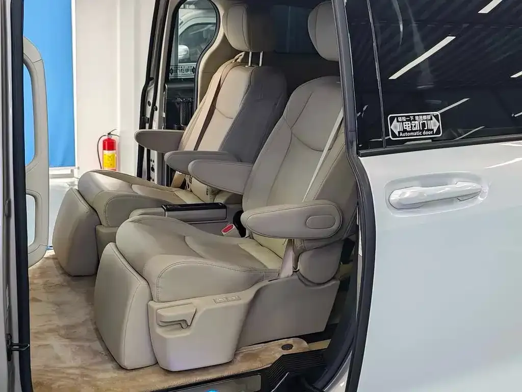 Toyota Sienna — фото 2