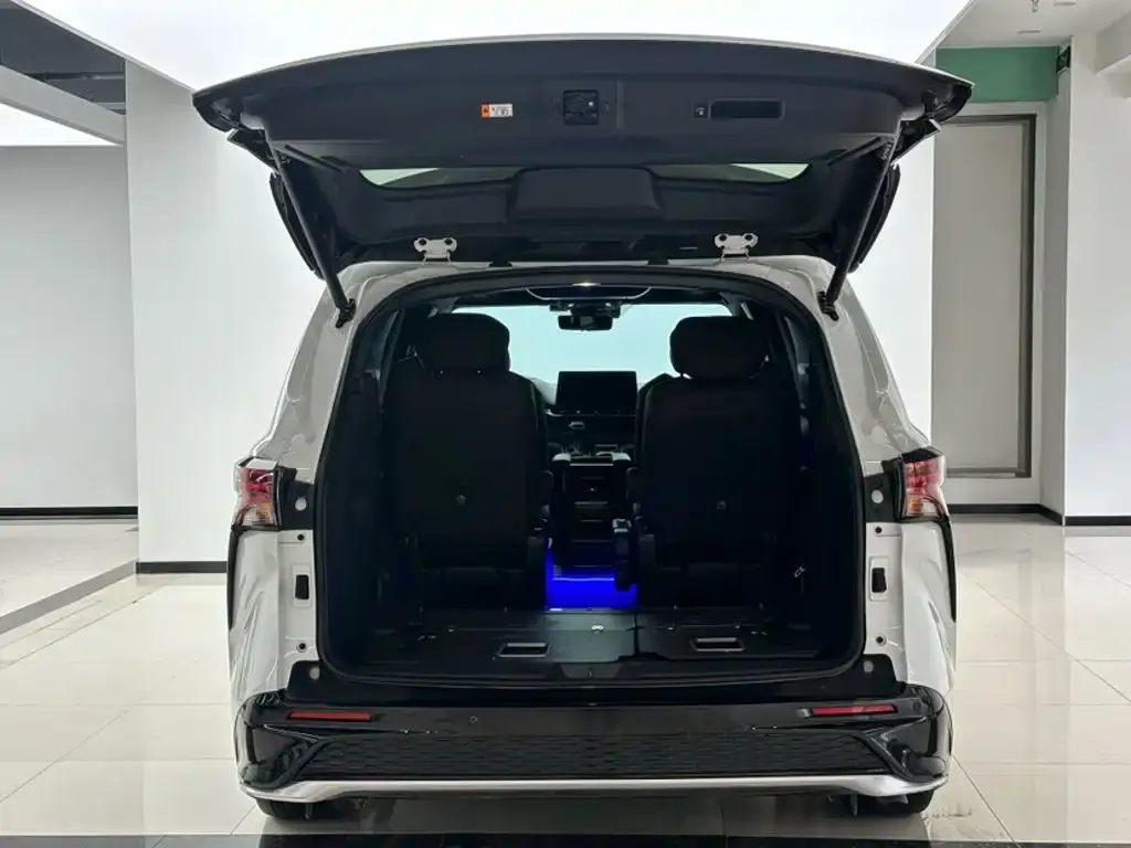 Toyota Granvia — фото 6
