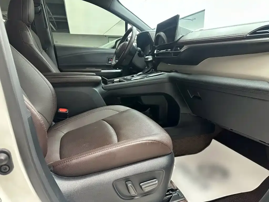 Toyota Granvia — фото 7