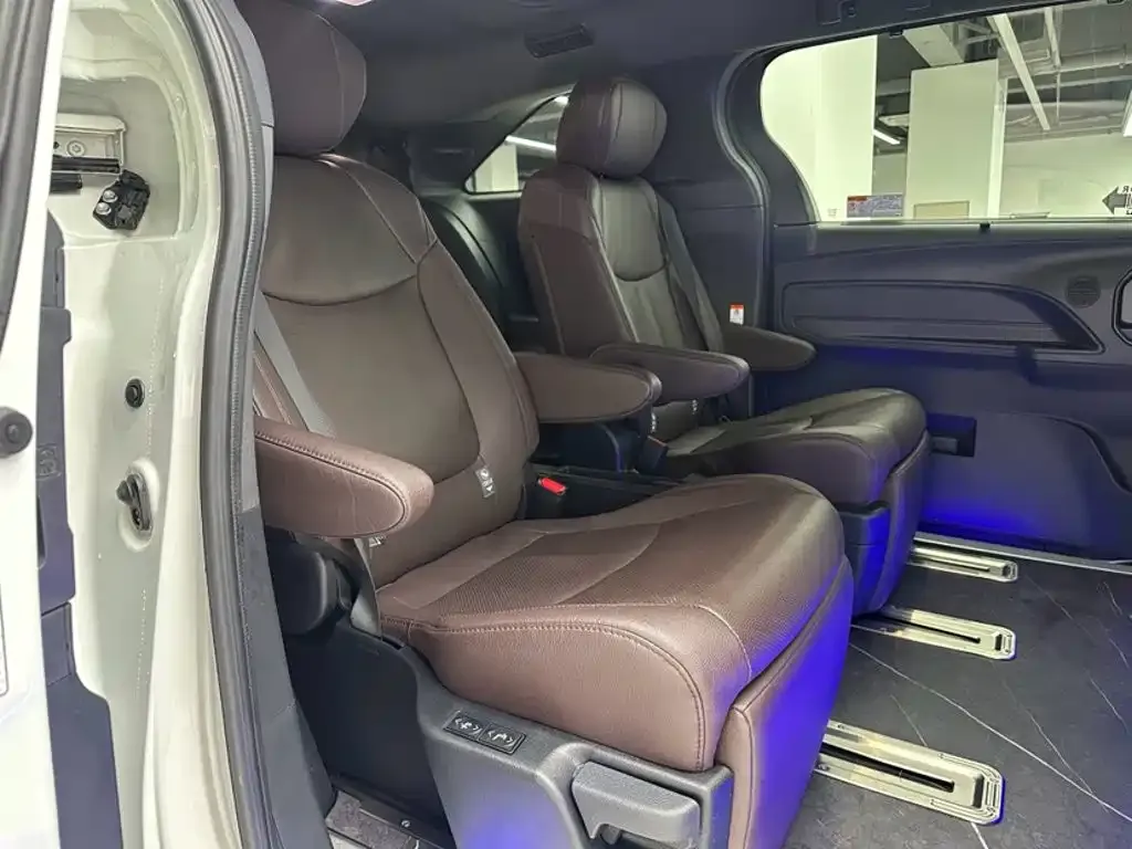 Toyota Granvia — фото 2