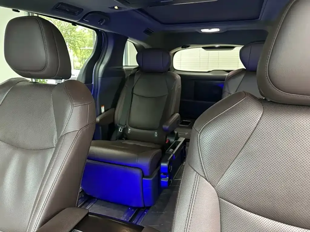 Toyota Granvia — фото 3