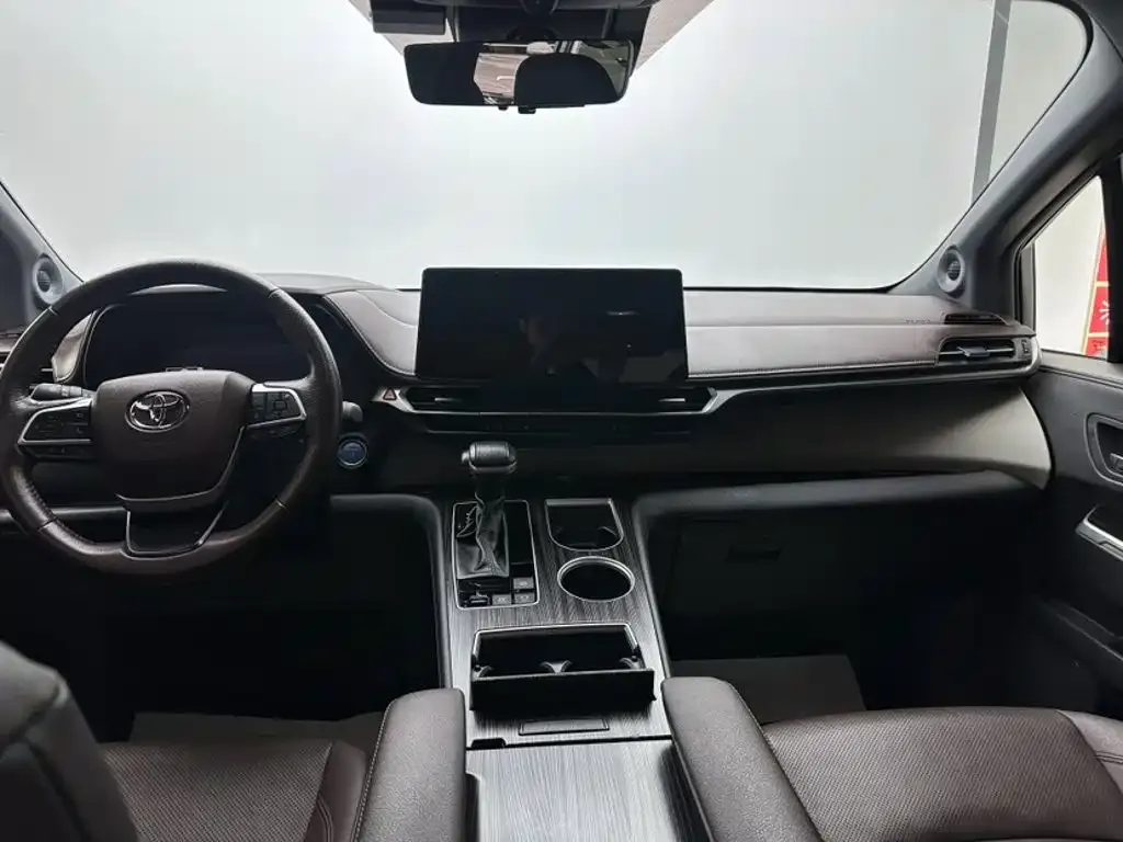 Toyota Granvia — фото 8