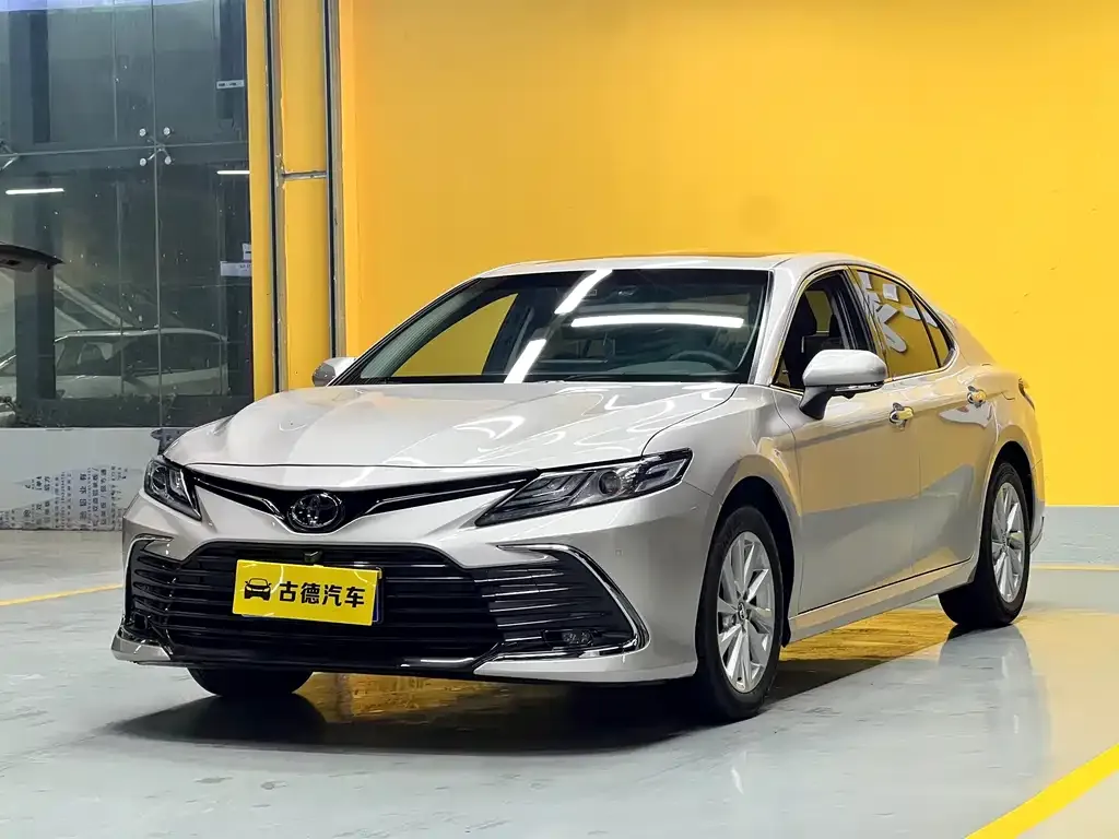 Toyota Camry — фото 1