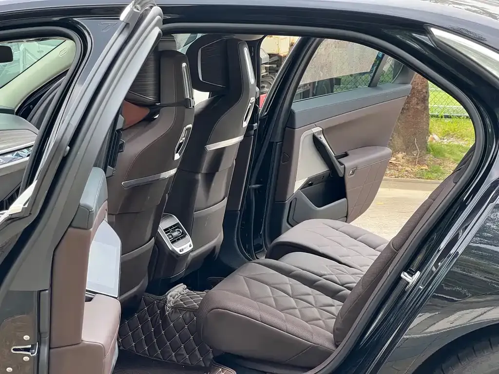 BMW 7 Series — фото 10