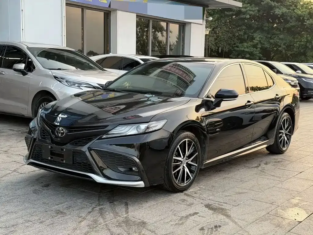 Toyota Camry — фото 1