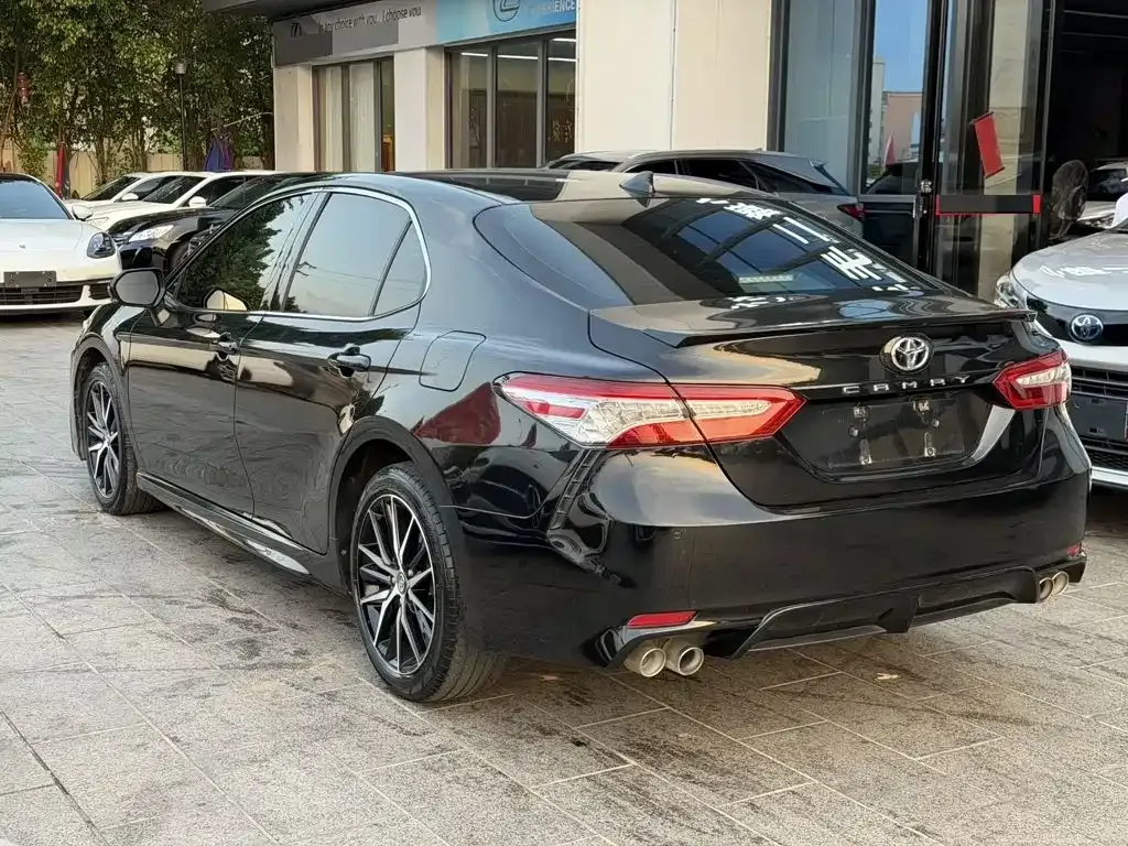 Toyota Camry — фото 6