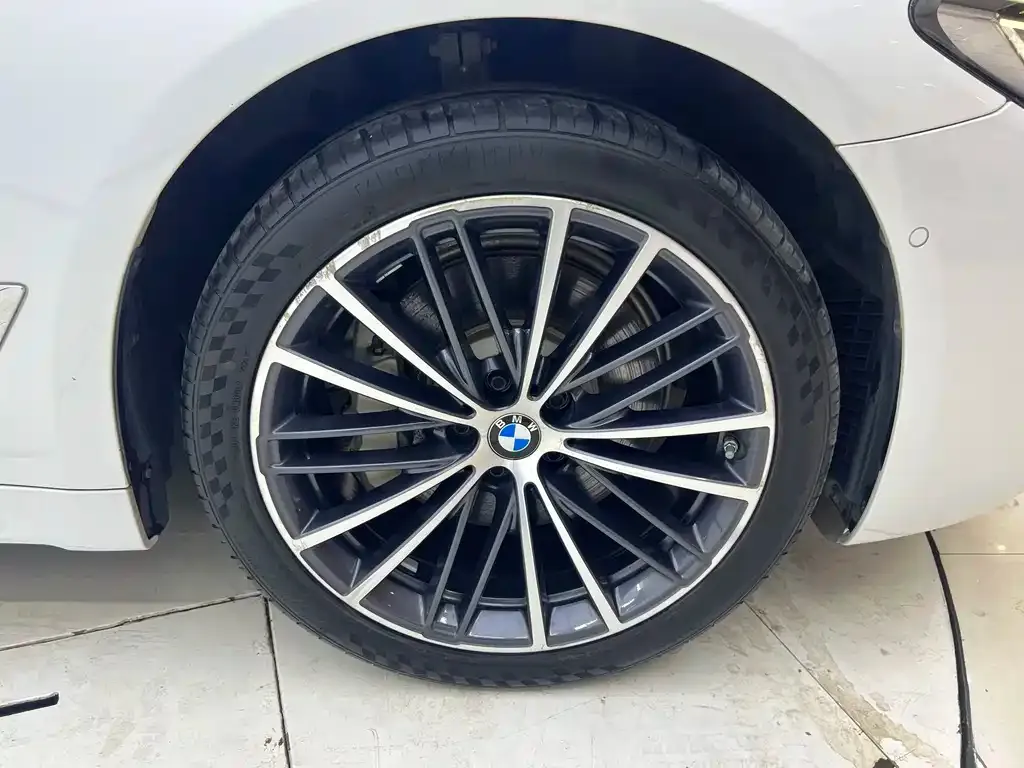 BMW 5 Series — фото 9