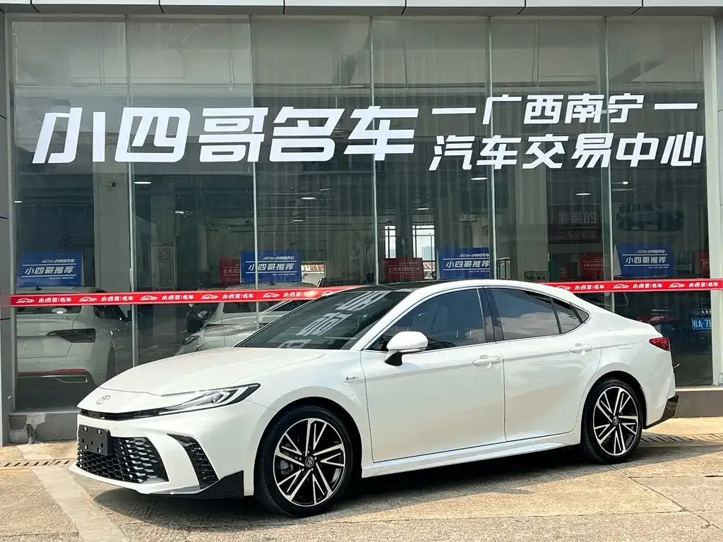 Toyota Camry — фото 1